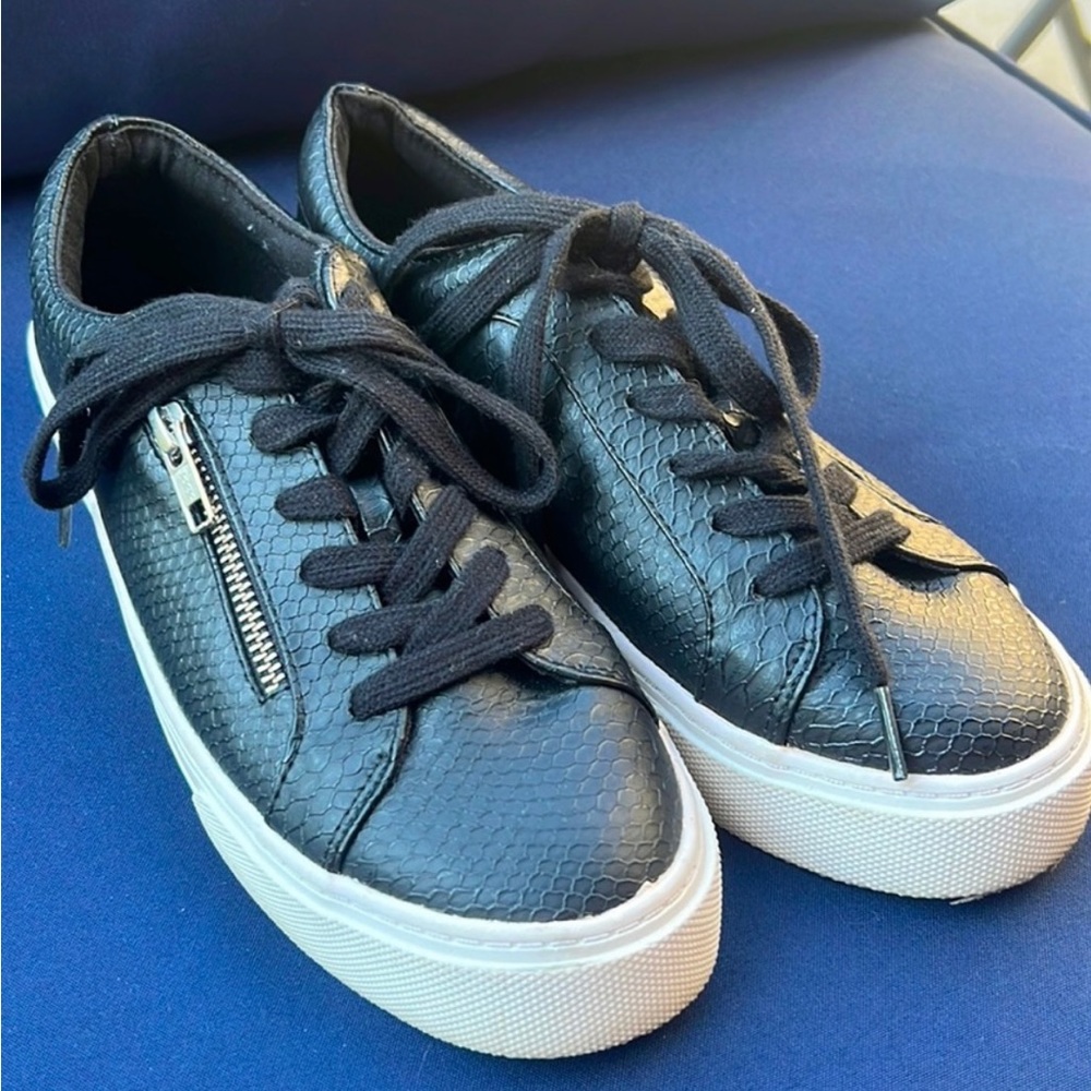 London Times Black Sneakers